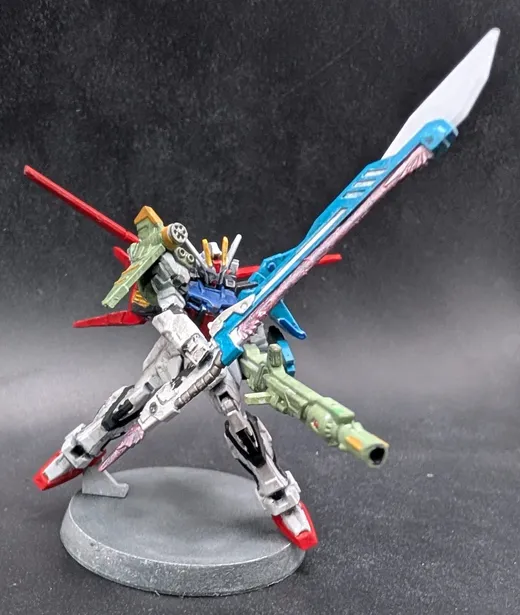大型の剣と砲を背負ったストライク系ガンプラ