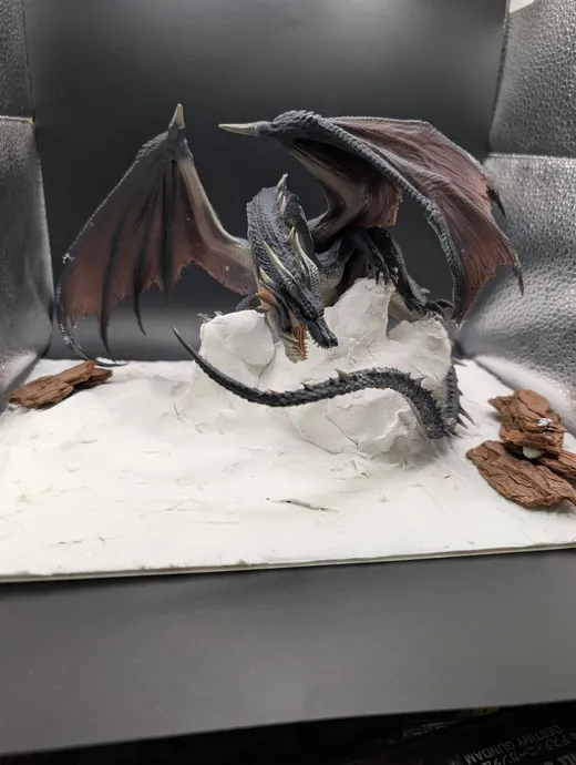 雪原のベースにとまる黒いドラゴン