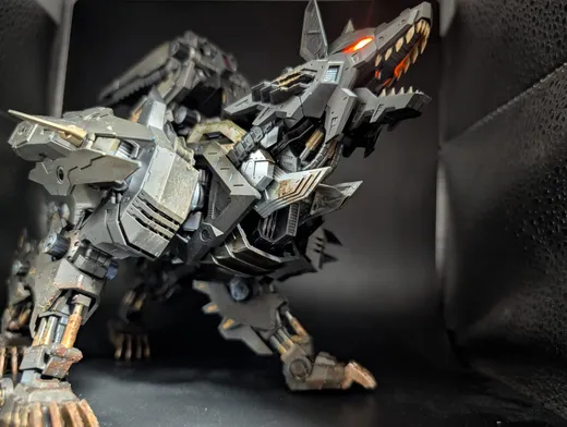 黒と金に塗装された獅子型メカ。口を開けた咆哮のポーズ