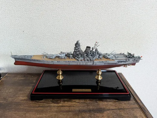 木製の飾り台に載った戦艦大和の模型