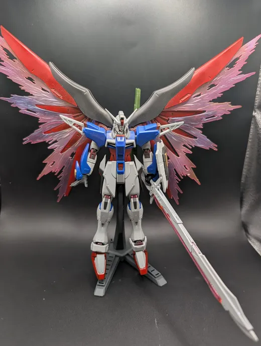光の翼を展開したデスティニーガンダムの立ち姿
