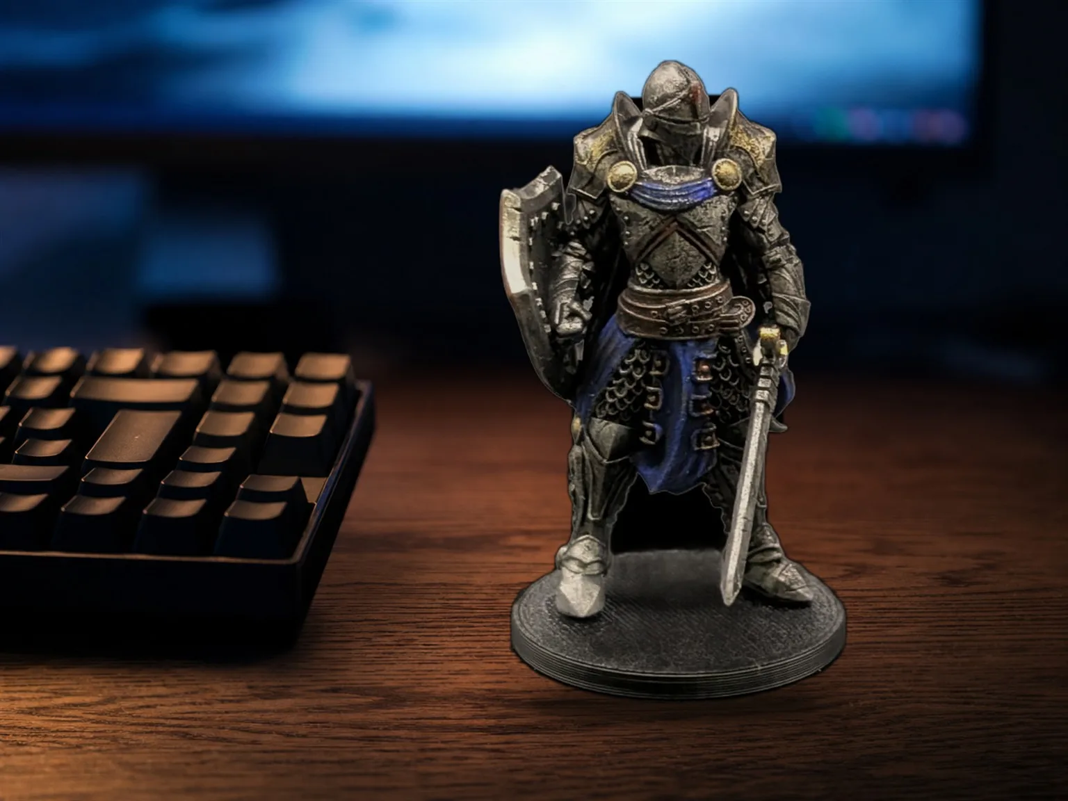 PCデスクのモニター横に置いた黒い騎士のTRPGミニチュアの設置イメージ