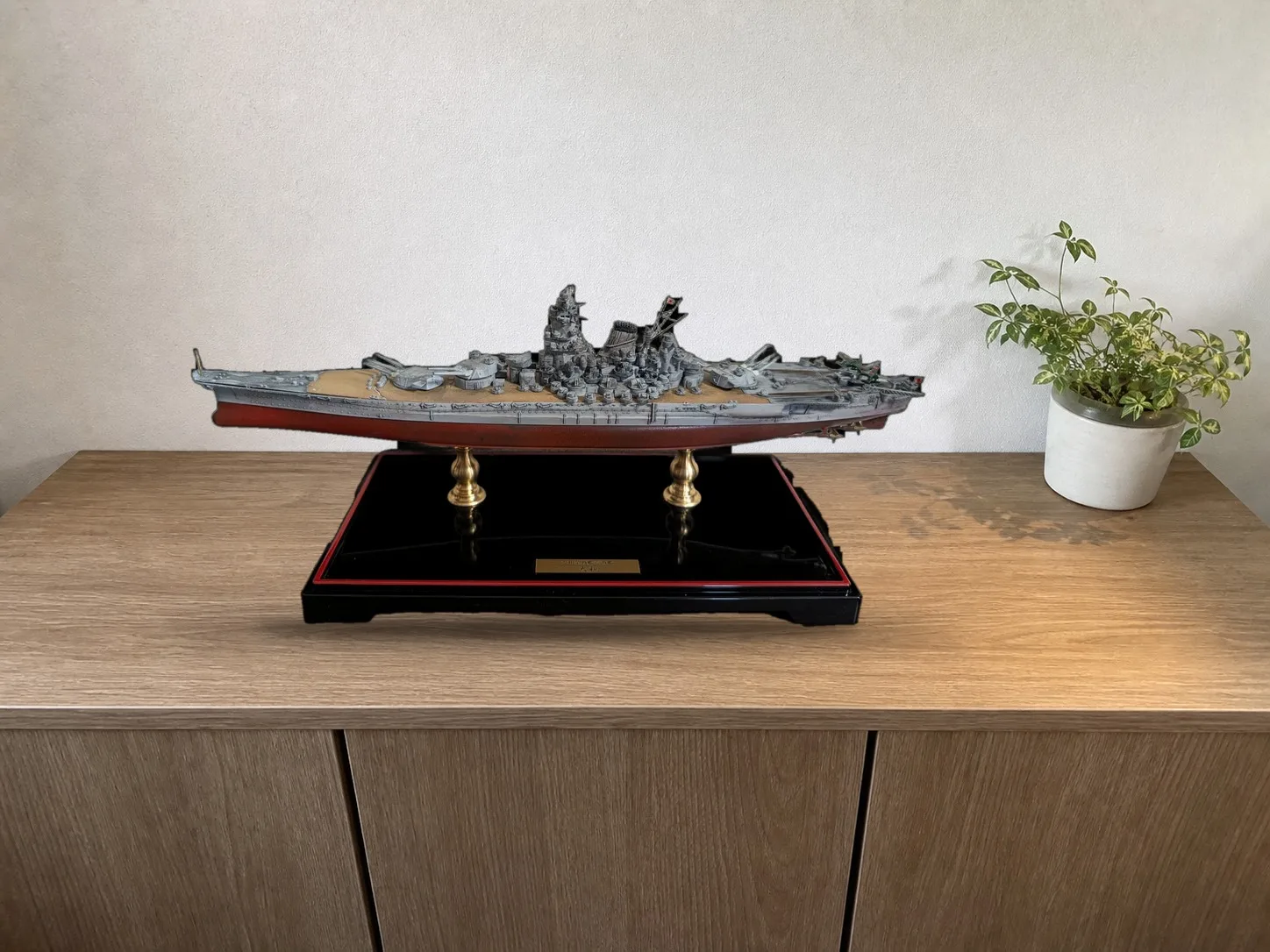 玄関の靴箱の上に飾った戦艦大和の模型(木製台座付き)の設置イメージ